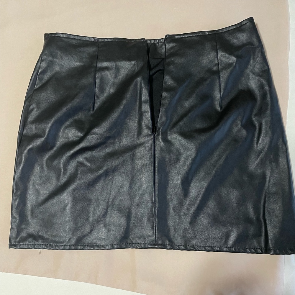 Black Leather skirt - Picture 4 of 5